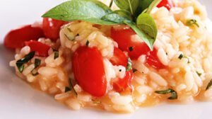 Leia mais sobre o artigo Risoto de tomate cereja, alho e manjericão