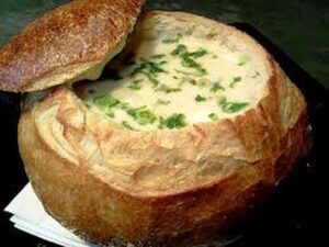 Sopa de Alho-poró no pão italiano.